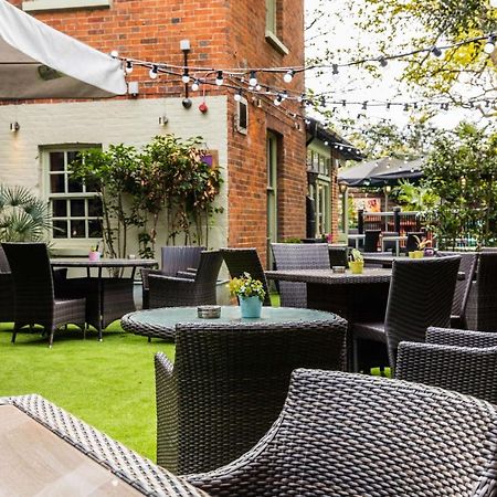 Hand And Spear Weybridge Exterior foto